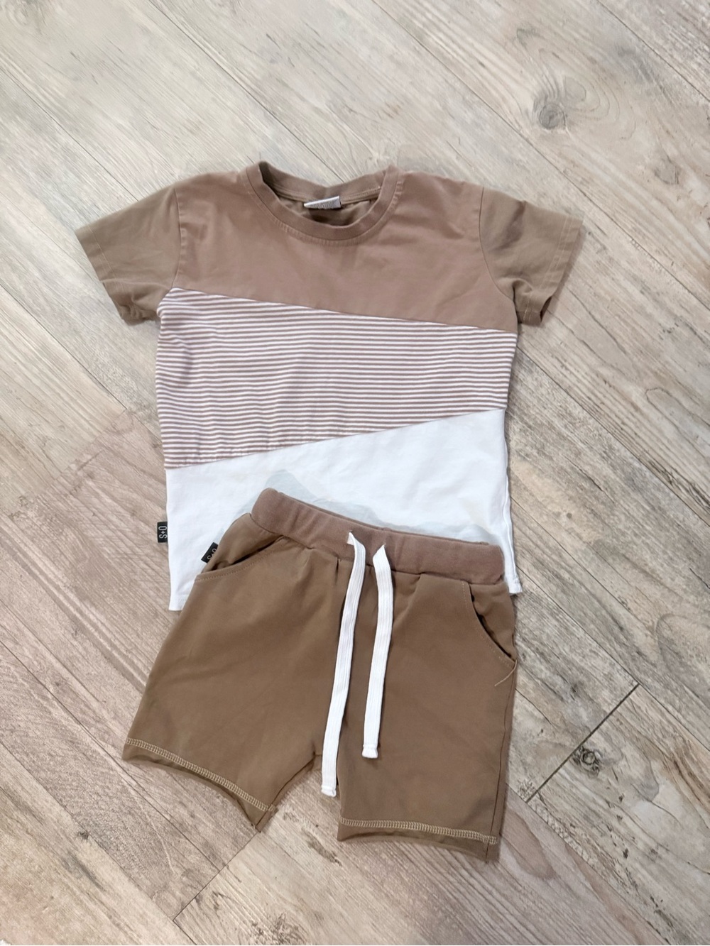 Neutral Colorblock Short Sleeve Tee & Shorts Set - Brown/White